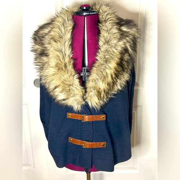 MICHAEL Michael Kors Sweaters - Michael Michael Kors knit sweater vest. Detachable fur collar. Size medium EUC